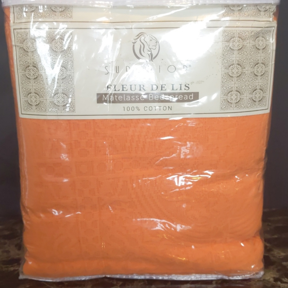 NWOT Full bedspread with two pillow shams